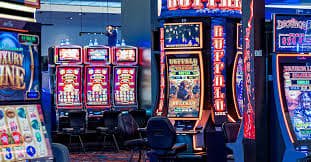 Tampilan meja Domino QQ di platform bambu4d dengan antarmuka pemain dan kartu domino
